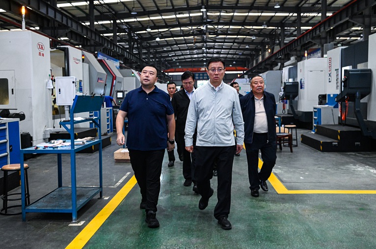 德陽市委副書記、市長黃朝陽蒞臨仟坤集團調(diào)研指導